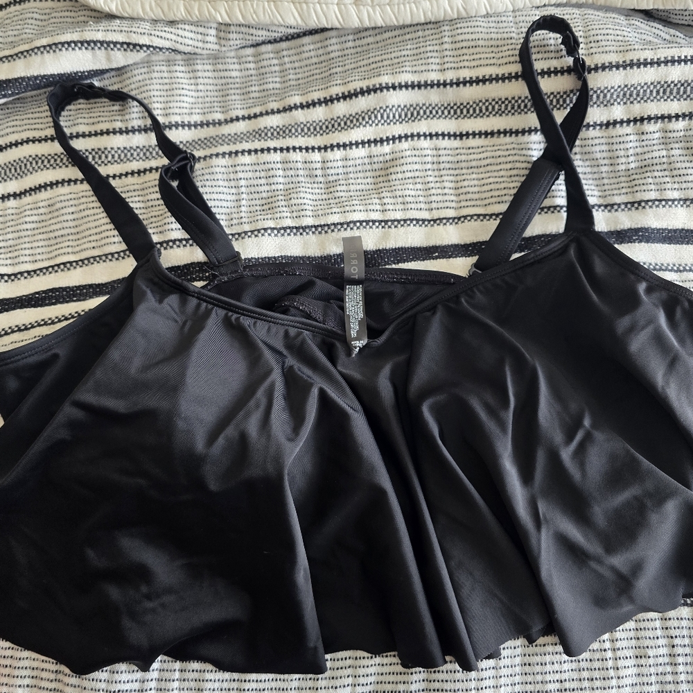 Torrid swim flounce bikini swim top Black. EUC size 2
